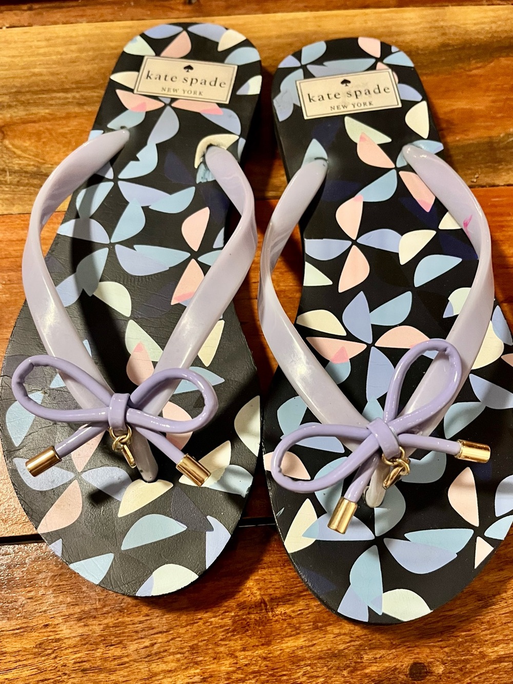 Kate Spade Nova Flip Flops with Lavender Straps with gold embellishment Sz 7